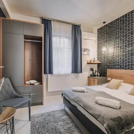 Apartmanhaz Soho * גיור